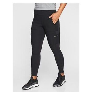 Athleta Headlands Hybrid Cargo tight in black. Size 8. In EUC.